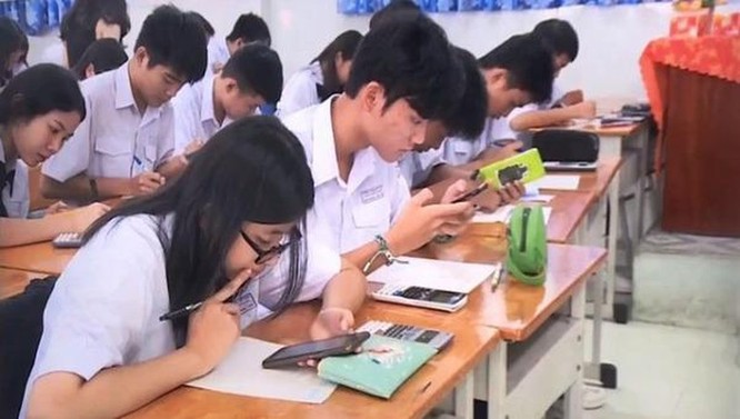 Cho học sinh sử dụng điện thoại trong lớp khiến phụ huynh hoang mang, lo lắng - Ảnh: PLVN