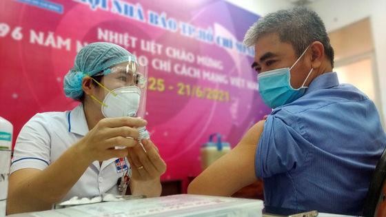 Được Chính phủ cho phép, TP.HCM sẽ mua vaccine COVID-19 thế nào? ảnh 1