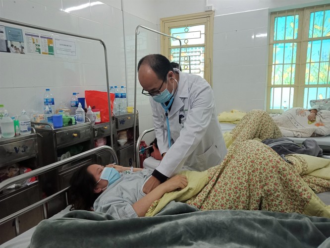 Thăm khám cho bệnh nhân mắc sởi tại Bệnh viện Bạch Mai