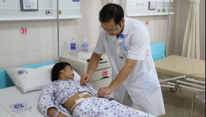  10 tuổi, bé gái đã bị u nang buồng trứng "khủng" ảnh 1