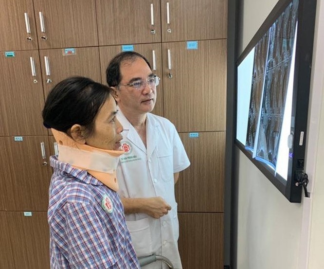 Cắt khối u quái ác ở vùng cổ, chữa đau đầu cho nữ bệnh nhân ảnh 1