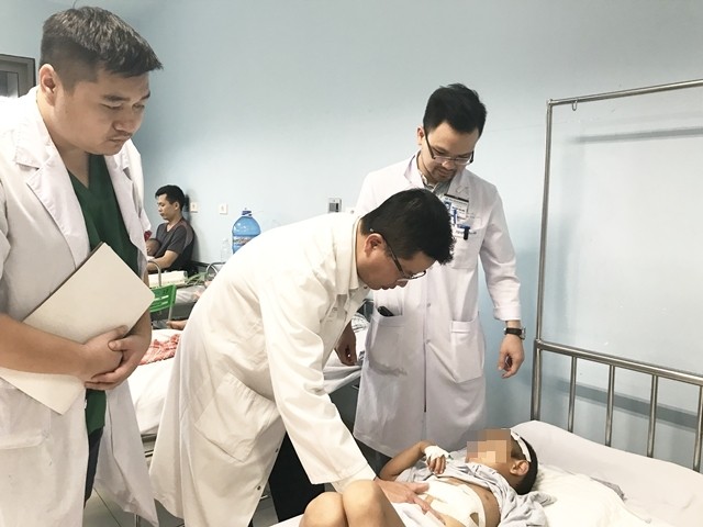 Cứu bé trai 6 tuổi bị vỡ gan ảnh 1