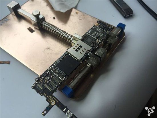 Hành trình “biến hình” của chiếc iPhone 6 từ nát bươm thành mới cứng ảnh 29