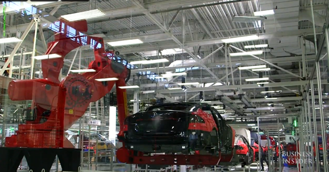Cận cảnh nhà máy sản xuất xe hơi với 150 robot của Tesla ảnh 16