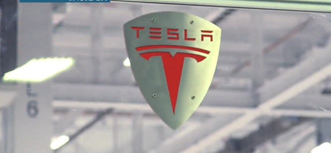 Cận cảnh nhà máy sản xuất xe hơi với 150 robot của Tesla ảnh 2