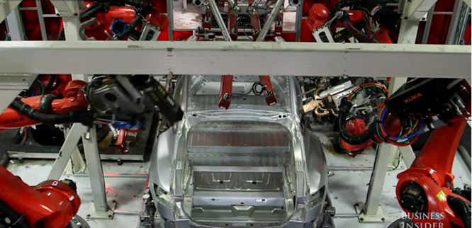 Cận cảnh nhà máy sản xuất xe hơi với 150 robot của Tesla ảnh 8