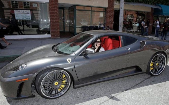 NNgôi sao truyền hình thực tế Kim Kardashian dùng siêu xe Ferrari F430 trị giá 187.000 USD
