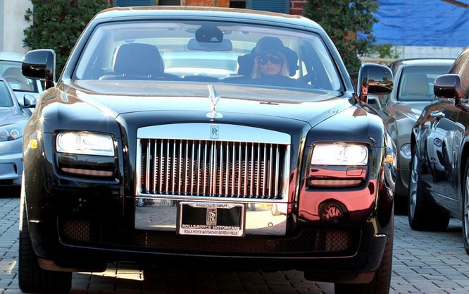 “Nữ hoàng tiệc tùng” Paris Hilton dùng Rolls Royce Ghost trị giá 250.000 USD