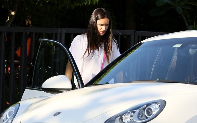 Người đẹp Brazil Adriana Lima đi siêu xe Porsche Panamera S Hybrid trị giá 100.000 USD