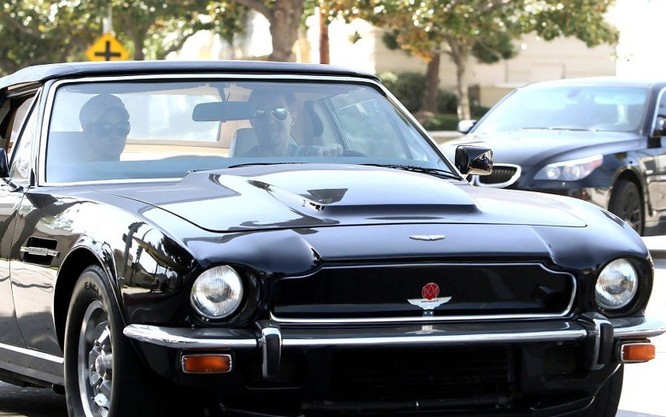 Nữ diễn viên người Mỹ Halle Berry sở hữu Aston Martin V8 Vantage có giá 110.000 USD