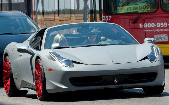 Người mẫu Kylie Jenner đi siêu xe Ferrari 458 Italia trị giá 240.000 USD