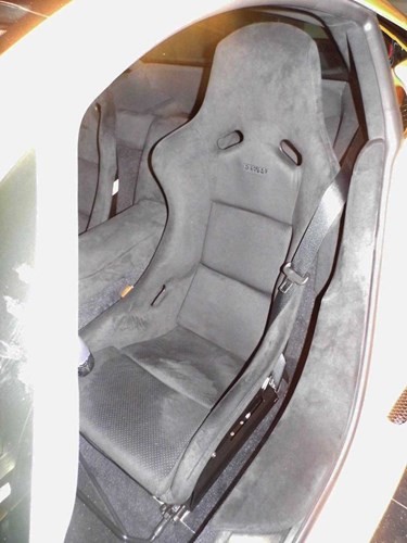 Các ghế ngồi của chiếc xe được thay bằng loại ghế xe đua có khung bằng sợi carbon của hãng Recaro và chỉ có thể điều chỉnh bằng tay. Đây là một sự 