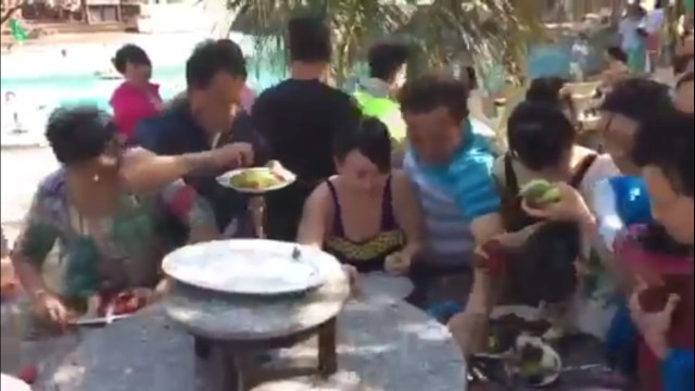 Khách Trung Quốc xấu mặt vì màn tranh hoa quả trong 6 giây ảnh 2