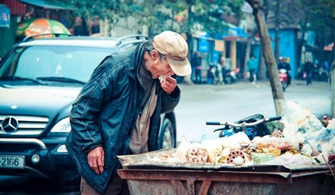 Bức ảnh ông lão nhặt thức ăn từ thùng rác lay động dân mạng ảnh 1