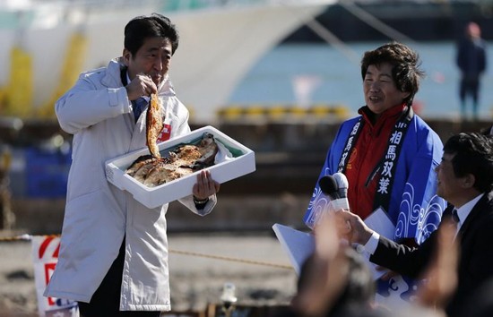 Thủ tướng Nhật "chọn cá" sau thảm hoạ rò rỉ phóng xạ Fukushima ảnh 3