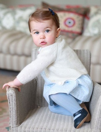Hoàng gia Anh tung loạt ảnh công chúa Charlotte tròn một tuổi ảnh 1