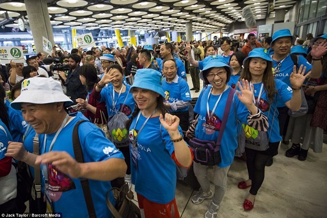 Tỷ phú Trung Quốc "bao" 2.500 nhân viên đi du lịch Tây Ban Nha ảnh 1