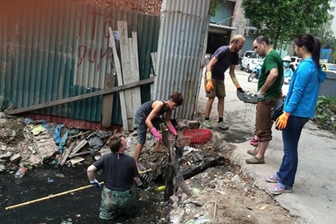 Khách Tây lội cống thối ở Hà Nội để vớt rác ảnh 1