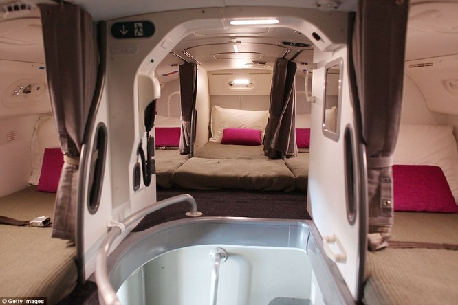 Có trung bình 8 giường cho mỗi chiếc máy bay tùy vào kiểu sắp xếp của thiết kế máy bay. Riêng với Boeing 777 được thiết kế 16 giường.