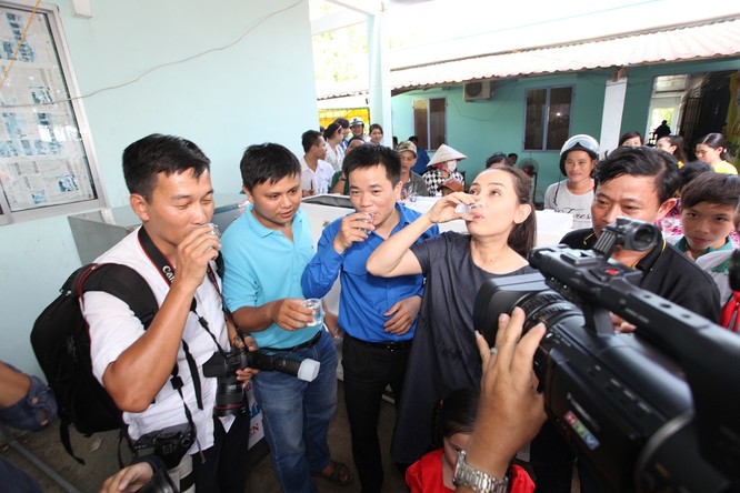 Ca sĩ Phi Nhung_Đại sứ chương trình Nước ngọt nghĩa tình trao nước ngọt sau khi lọc cho người dân uống thử.jpg Bỏ file này