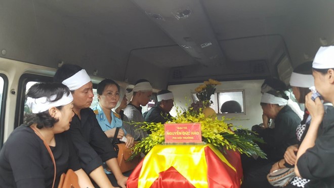 Trời tuôn mưa, người tuôn nước mắt trong tang lễ 9 liệt sĩ phi hành đoàn CASA-212 ảnh 9
