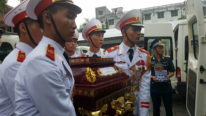 Trời tuôn mưa, người tuôn nước mắt trong tang lễ 9 liệt sĩ phi hành đoàn CASA-212 ảnh 11