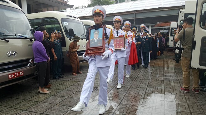 Trời tuôn mưa, người tuôn nước mắt trong tang lễ 9 liệt sĩ phi hành đoàn CASA-212 ảnh 10