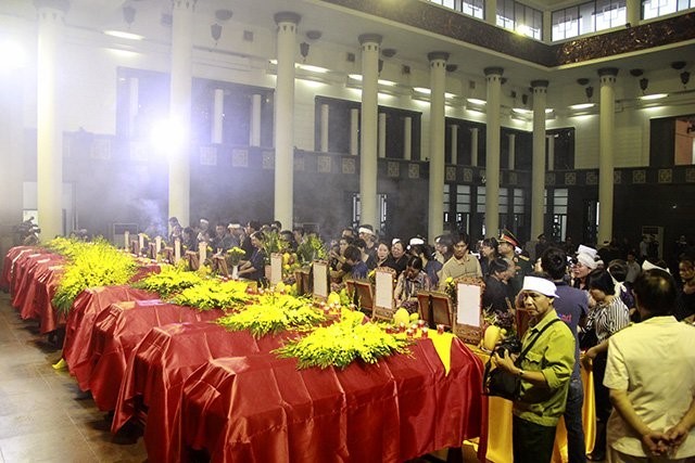 Trời tuôn mưa, người tuôn nước mắt trong tang lễ 9 liệt sĩ phi hành đoàn CASA-212 ảnh 27