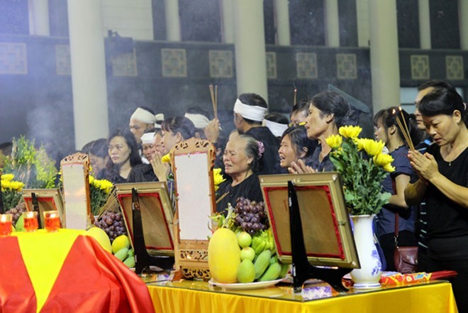 Trời tuôn mưa, người tuôn nước mắt trong tang lễ 9 liệt sĩ phi hành đoàn CASA-212 ảnh 29