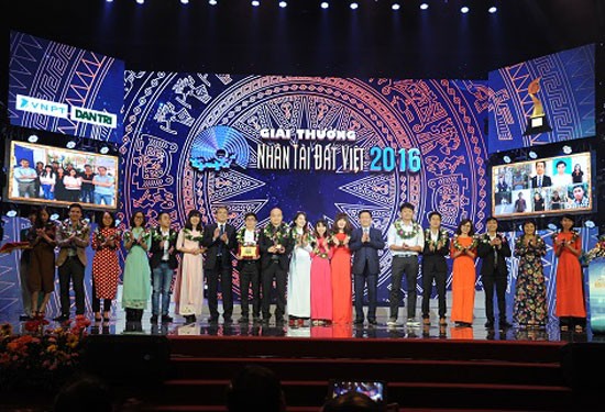 Phó Thủ tướng Vương Đình Huệ và Chủ tịch HĐTV Tập đoàn VNPT trao giải Nhất Nhân tài Đất Việt 2016 lĩnh vực CNTT ứng dụng trên di động cho nhóm tác giả sản phẩm Monkey Junior.