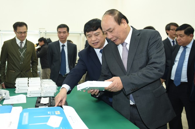 Thủ tướng tham quan nhà máy điện tử số 2 của công ty VNPT Technology