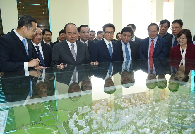 Thủ tướng xem mô hình quy hoạch Làng CNC Hoà Lạc