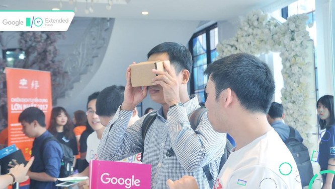 Người tham dự hào hứng trải nghiệm Google Cardboard tại sự kiện.