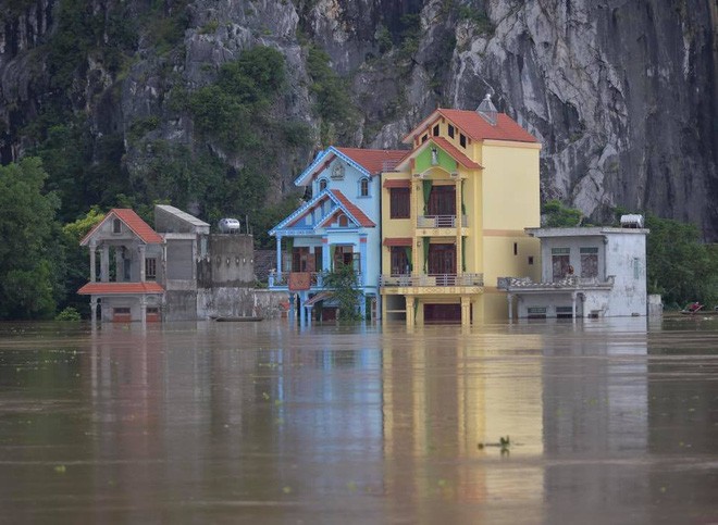 Tại Ninh Bình, nhiều nơi nước ngập trên 2m, toàn bộ đồ đạc tại tầng 1 bị hỏng hoàn toàn.
