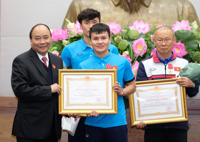 Thủ tướng chờ hơn 5 tiếng đồng hồ, trao huân chương, bằng khen cho U-23 Việt Nam