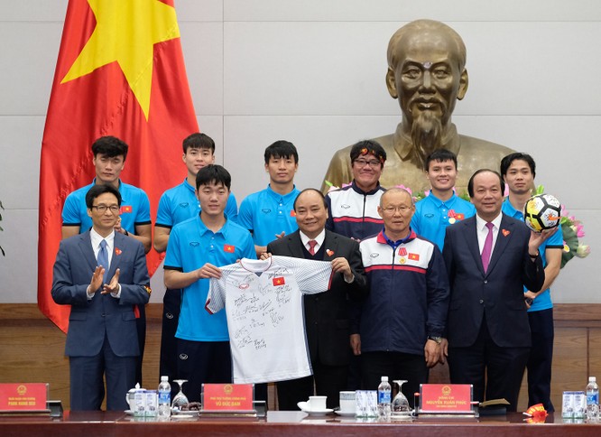 Thủ tướng chờ hơn 5 tiếng đồng hồ, trao huân chương, bằng khen cho U-23 Việt Nam ảnh 4