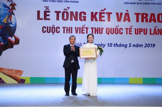 Thứ trưởng Bộ TT&TT Nguyễn Thành Hưng trao giải cho em Nguyễn Thị Mai, học sinh lớp 10K, trường THPT Nam Sách, Hải Dương