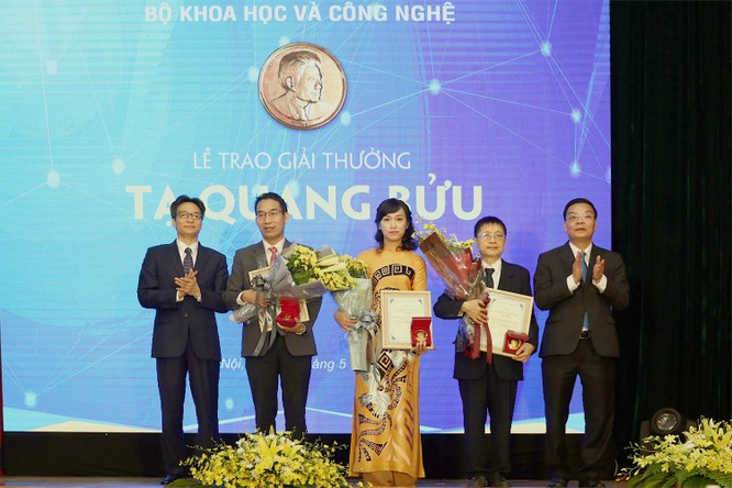 Phó Thủ tướng Vũ Đức Đam, Bộ trưởng Bộ KHCN Chu Ngọc Anh và các nhà khoa học được trao Giải thưởng Tạ Quang Bửu 2019. 
