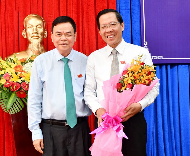 Ông Võ Thành Hạo chúc mừng Tân Bí thư Phan Văn Mãi (phải ảnh)