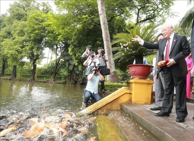 Tổng Bí thư, Chủ tịch nước Nguyễn Phú Trọng cho cá ăn tại Ao cá Bác Hồ trong khuôn viên Khu Di tích Chủ tịch Hồ Chí Minh.