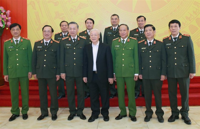 Tổng Bí thư, Chủ tịch nước Nguyễn Phú Trọng với các đại biểu tham dự Hội nghị.
