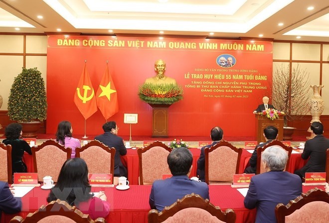 Lễ trao Huy hiệu 55 năm tuổi Đảng tặng Tổng Bí thư Nguyễn Phú Trọng ảnh 12