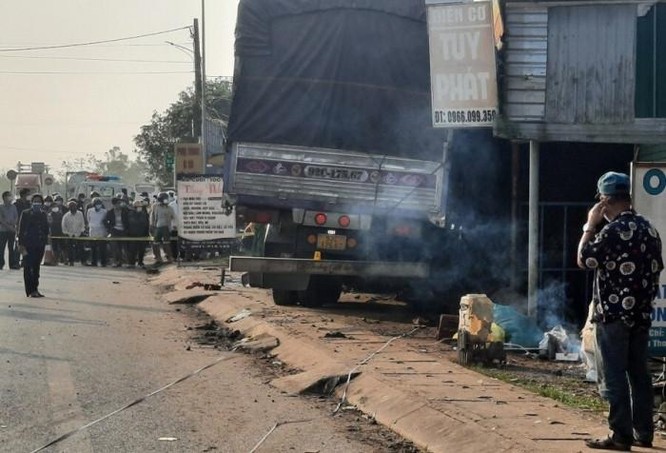 Xe tải đâm vào dải phân cách lao vào nhà dân khiến nữ công nhân thiệt mạng ảnh 4