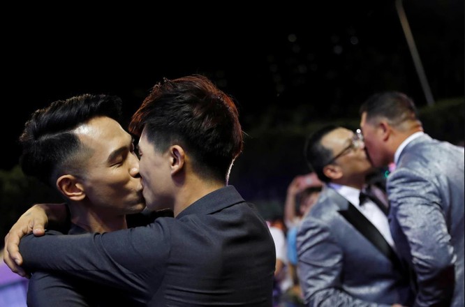 Các cặp đôi khóa môi trong sự kiện đám cưới tập thể tổ chức tại Đài Bắc hôm 25/5 (Ảnh: Reuters)