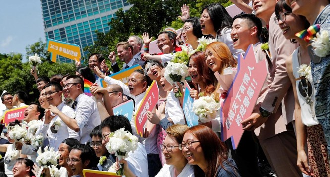 Các cặp đôi mới cưới chụp ảnh theo nhóm sau khi đăng ký kết hôn ở Đài Bắc hôm 24/5 (Ảnh: Reuters)