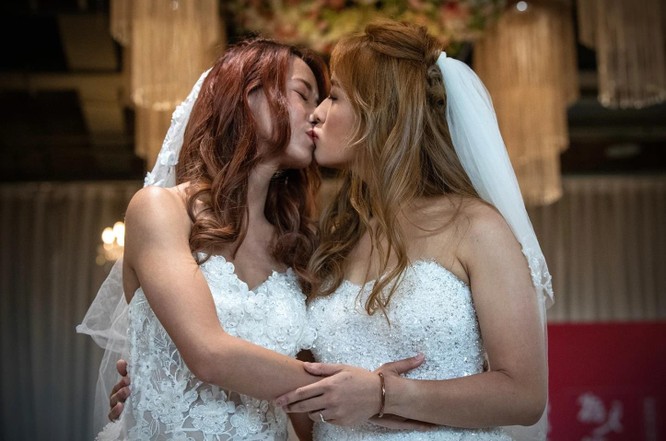 Amber (trái) và Huan Huan trao nụ hôn nồng chát trong một sự kiện đám cưới ở Đài Bắc hôm 18/5 (Ảnh: Getty)
