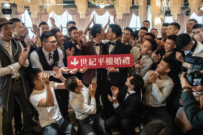 Cặp đôi mới cưới A-Tuo (phải) và Hsuan Yo được vây quanh bởi bạn bè trong lễ đính hôn ở Đài Bắc hôm 18/5 (Ảnh: Getty)