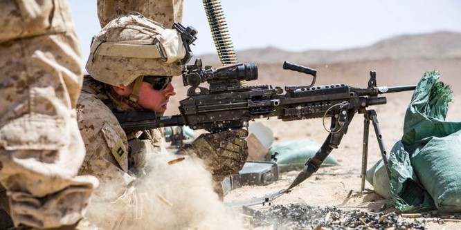 Súng tiểu liên hạng nhẹ M249 sắp tới có thể sử dụng loại đạn cỡ 6,8mm (Ảnh: Business Insider)