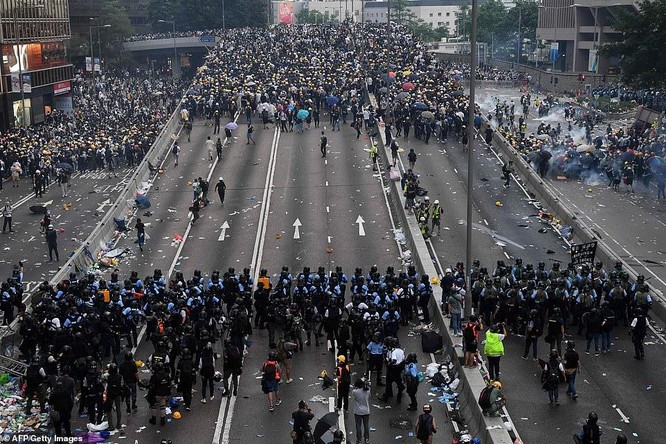 Số lượng người biểu tình áp đảo số lượng cảnh sát chống bạo động (Ảnh: AFP)