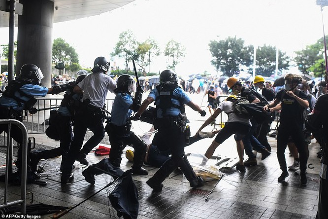 Một cuộc đụng độ giữa cảnh sát và người biểu tình (Ảnh: AFP)